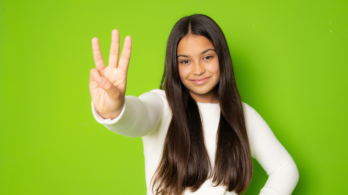 Middle School girl with three fingers up to illustrate three ideas